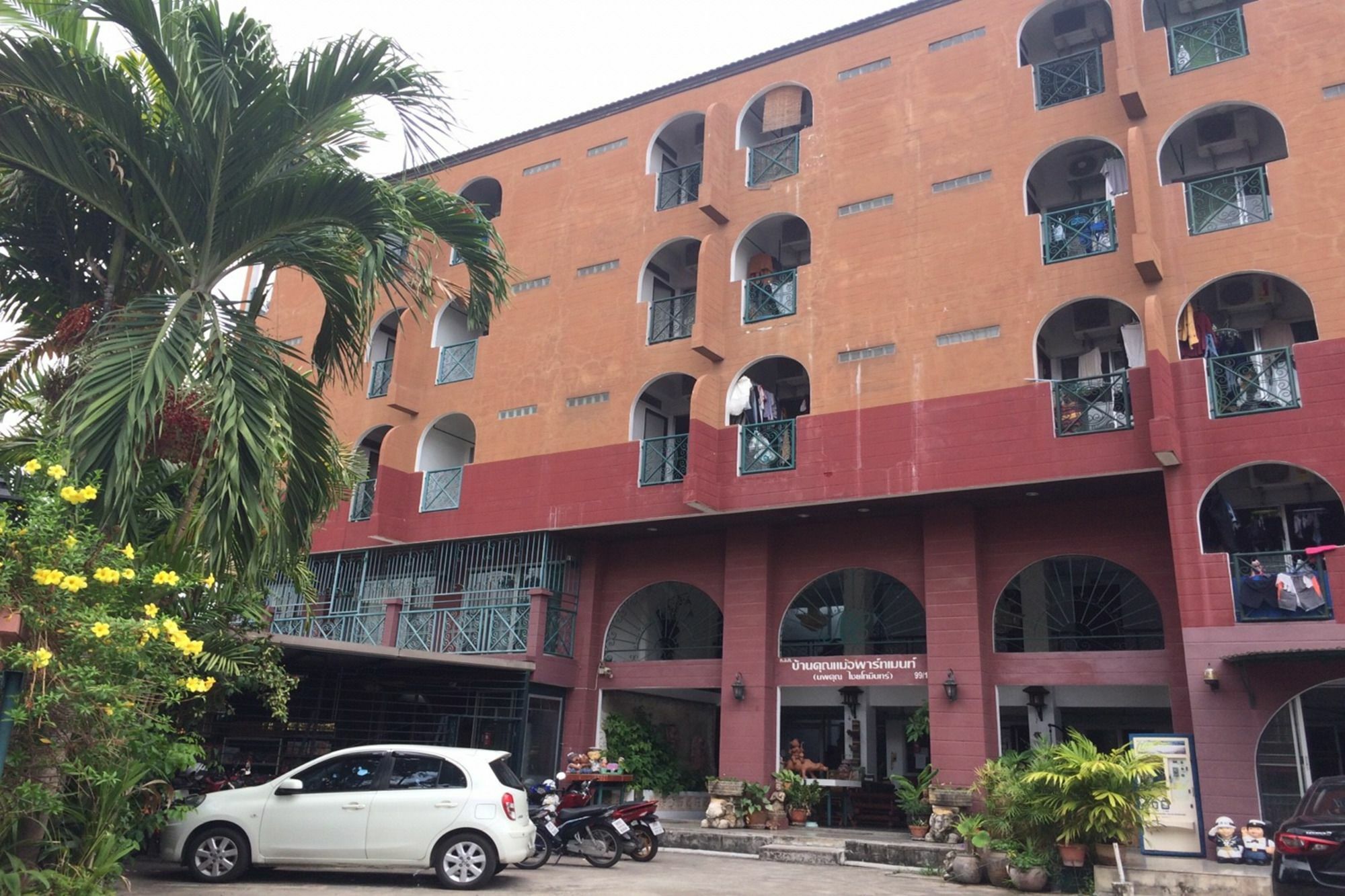 Baan Khun Mae Apartment Bangkok Exterior foto